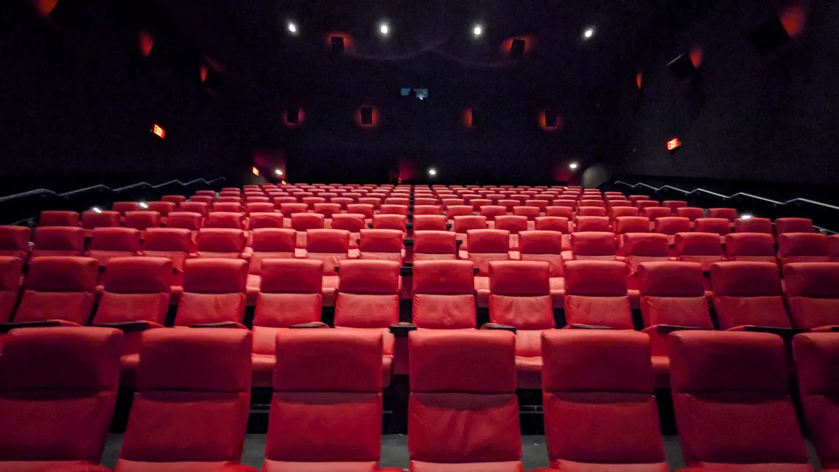 赤い座席が並んだ無人の映画館のイメージ写真
