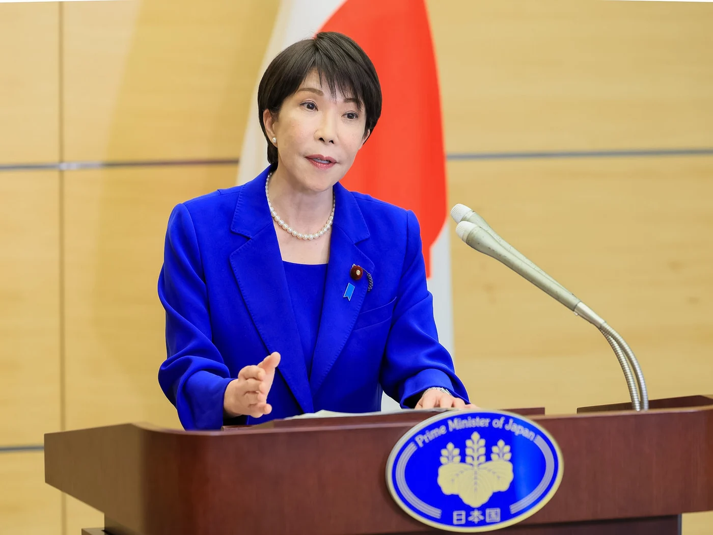 首相官邸の演台で会見する高市早苗首相