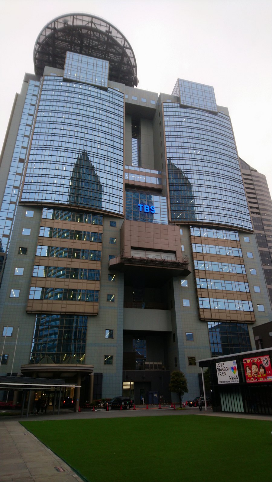 東京・赤坂のTBS放送センター。ガラス張りの高層ビル