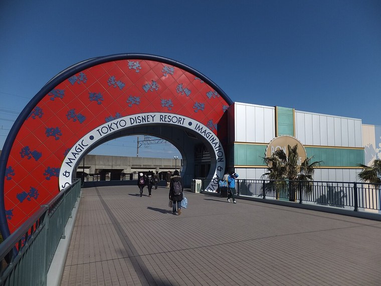 舞浜駅前にある東京ディズニーリゾートのお土産の店「ボン・ヴォヤージュ」の建物。回収対象のキッチンタイマーを売っていた店のひとつ(2012年撮影)