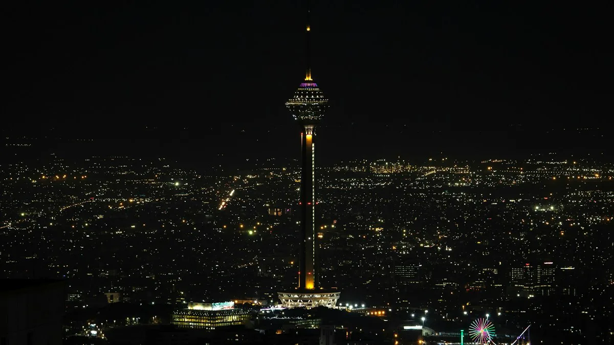 夜のテヘランの街明かりの上にそびえるミラド・タワー