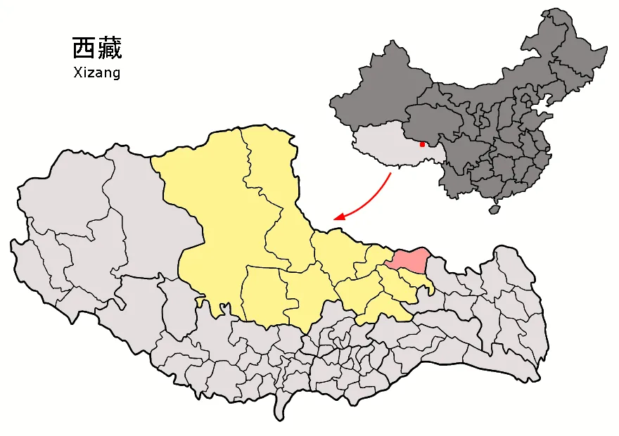 チベット自治区の地図。北東部の青海省との境にある巴青県と、それを含む那曲市の範囲を色分けしている