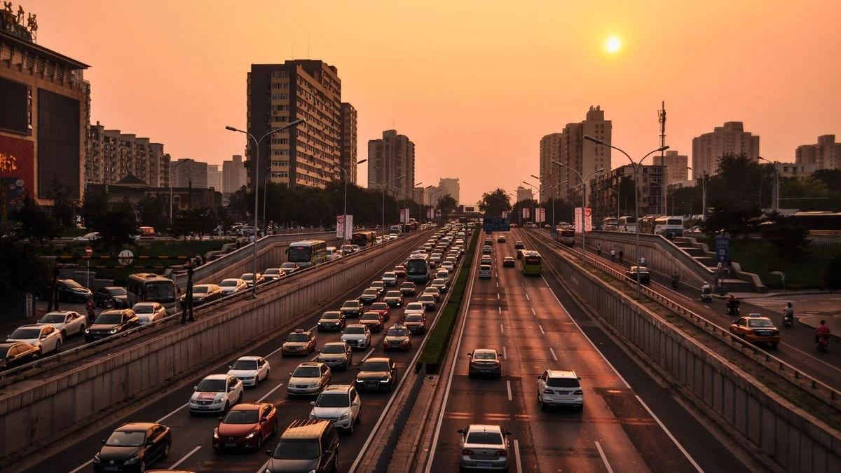 道路を走る車両のイメージ写真