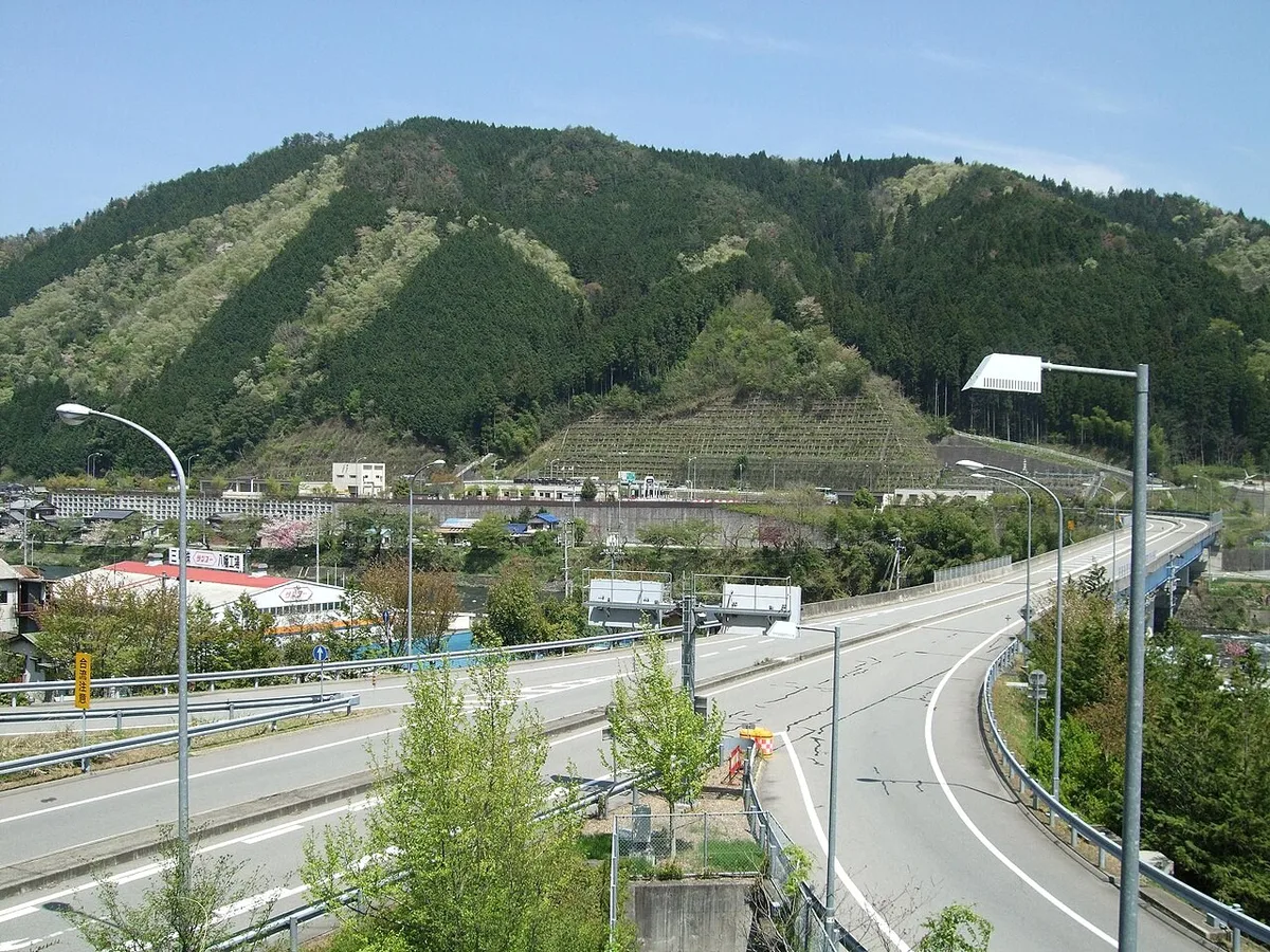 東海北陸道 郡上八幡インターチェンジ付近。山すそを高架の道路が通る