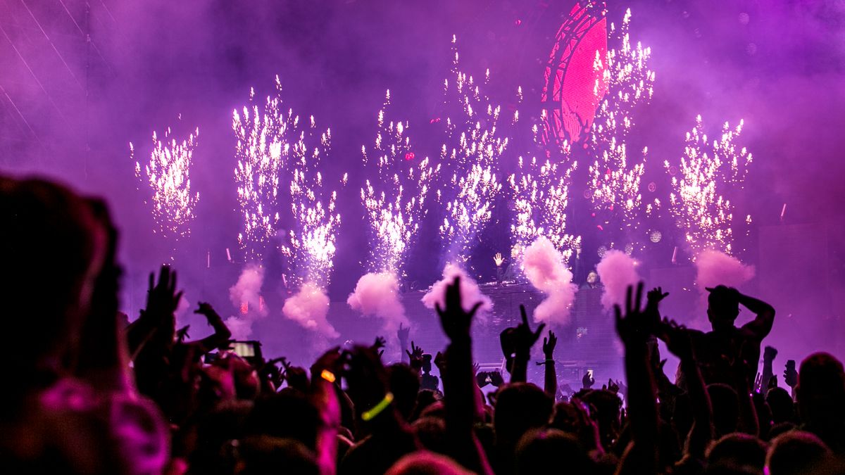 夜空に上がる花火のイメージ。2026年の東京湾大華火祭の撮影写真ではありません。