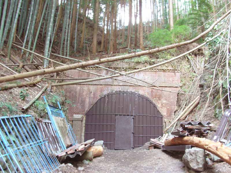 鉄板でふさがれた旧旧吹上トンネルのレンガの坑口