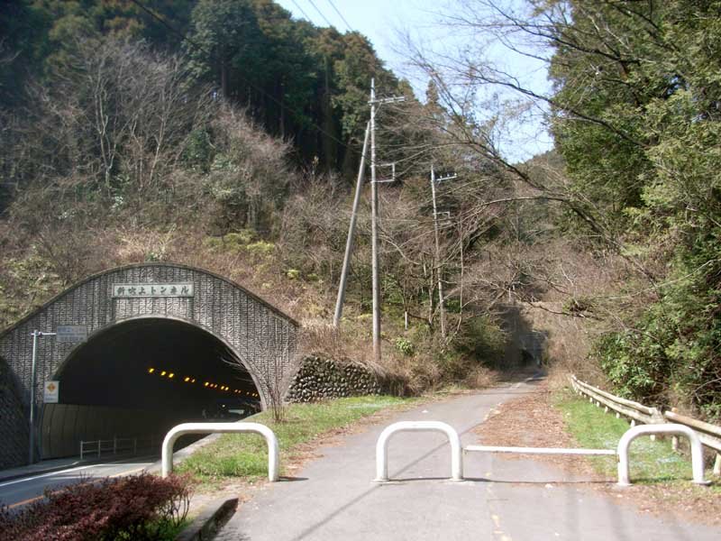 新吹上トンネルの坑口と、車止めで閉じた旧道