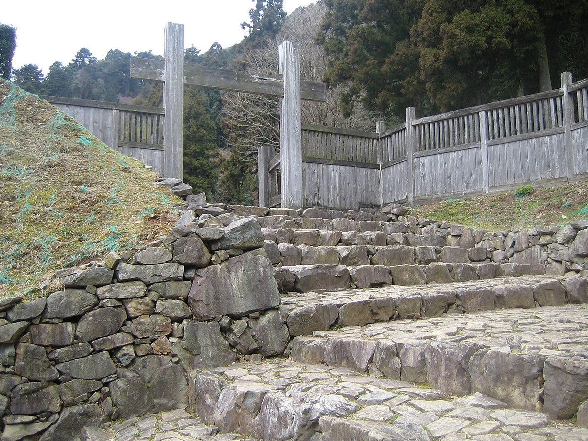 復元された八王子城跡の御主殿の虎口と石段