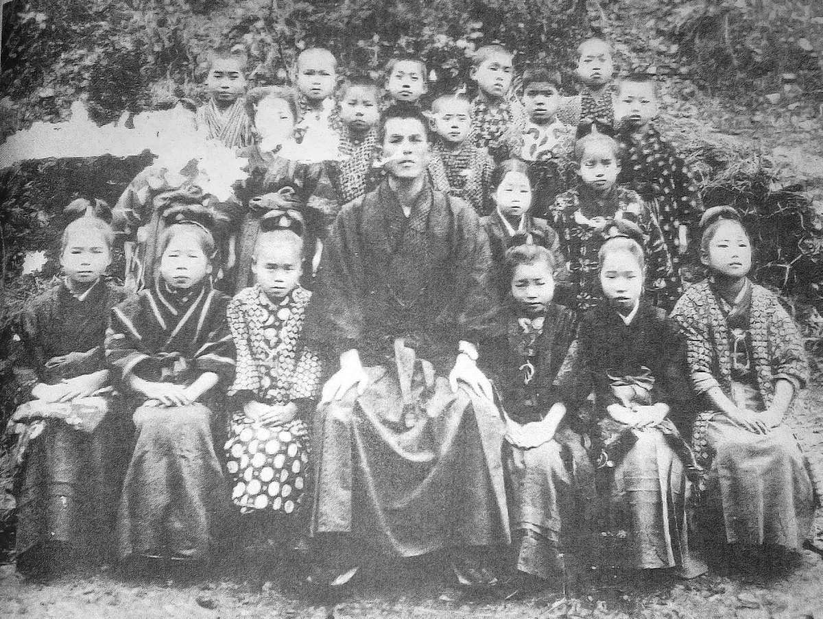 1921年頃に犬鳴分校で撮影された児童と教職員の記念写真