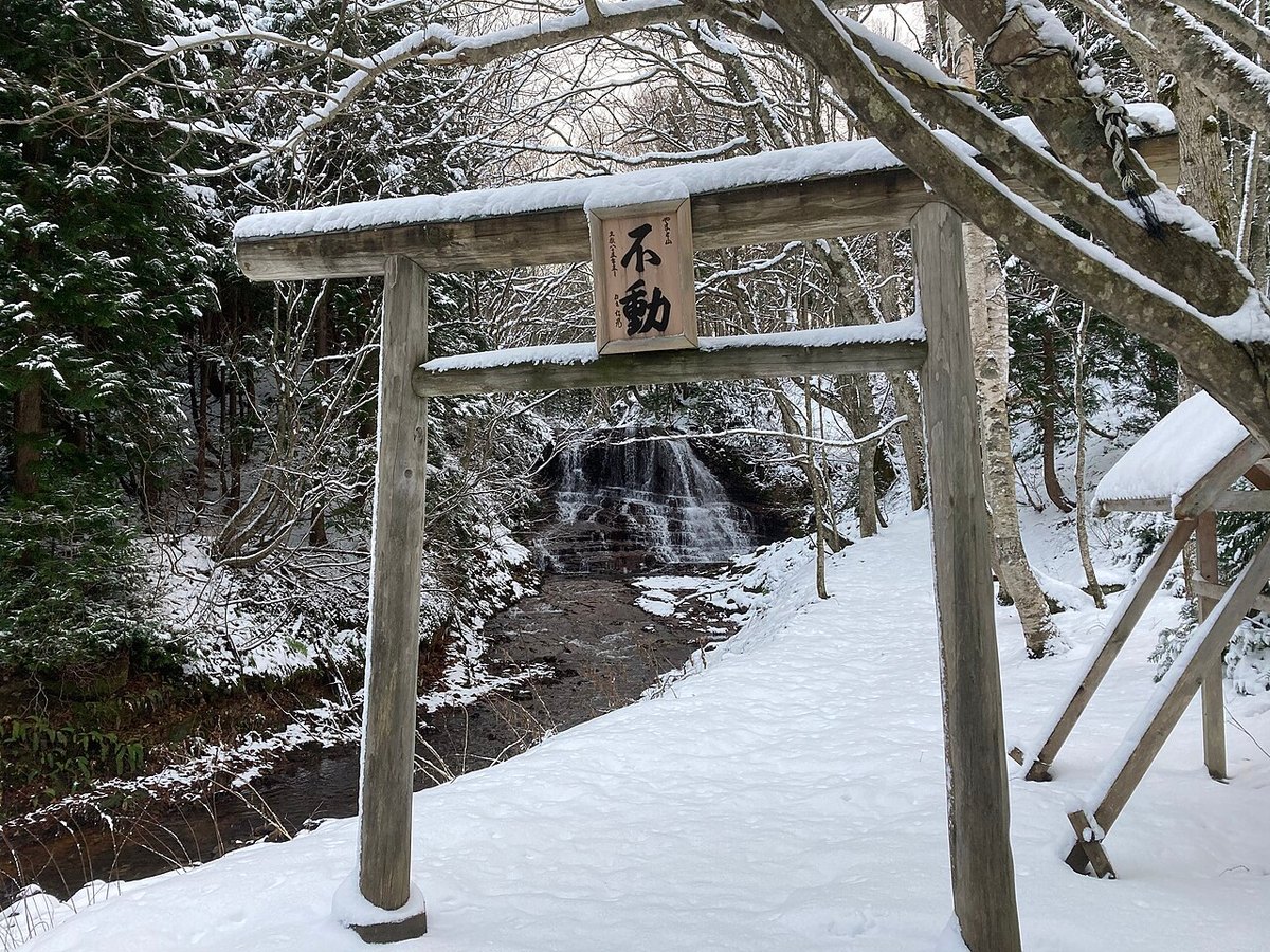 青森県平内町、不動の滝の木の鳥居と雪の林（杉沢村伝説の場所ではない）