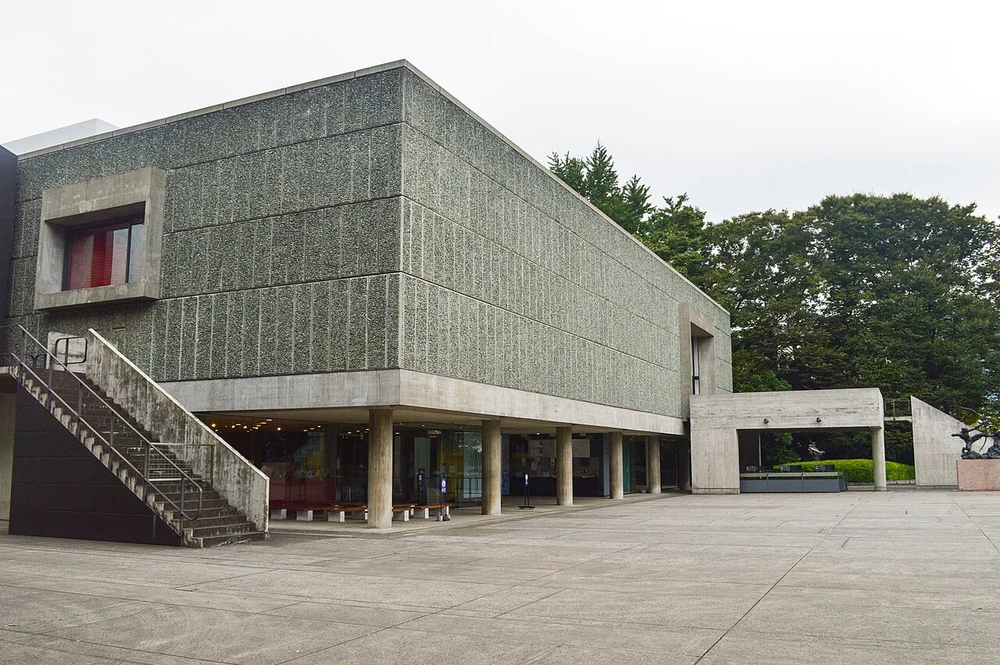 上野公園に建つ国立西洋美術館の本館外観