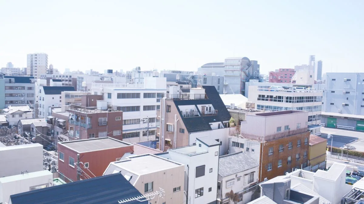 低層の住宅と中高層のビルがすき間なく並ぶ、市街地を上から見た写真
