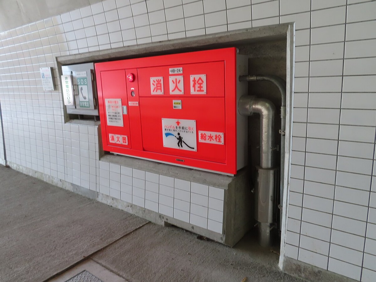 トンネルの壁にある非常用の設備。消火栓の箱と非常電話の箱が並んでいる