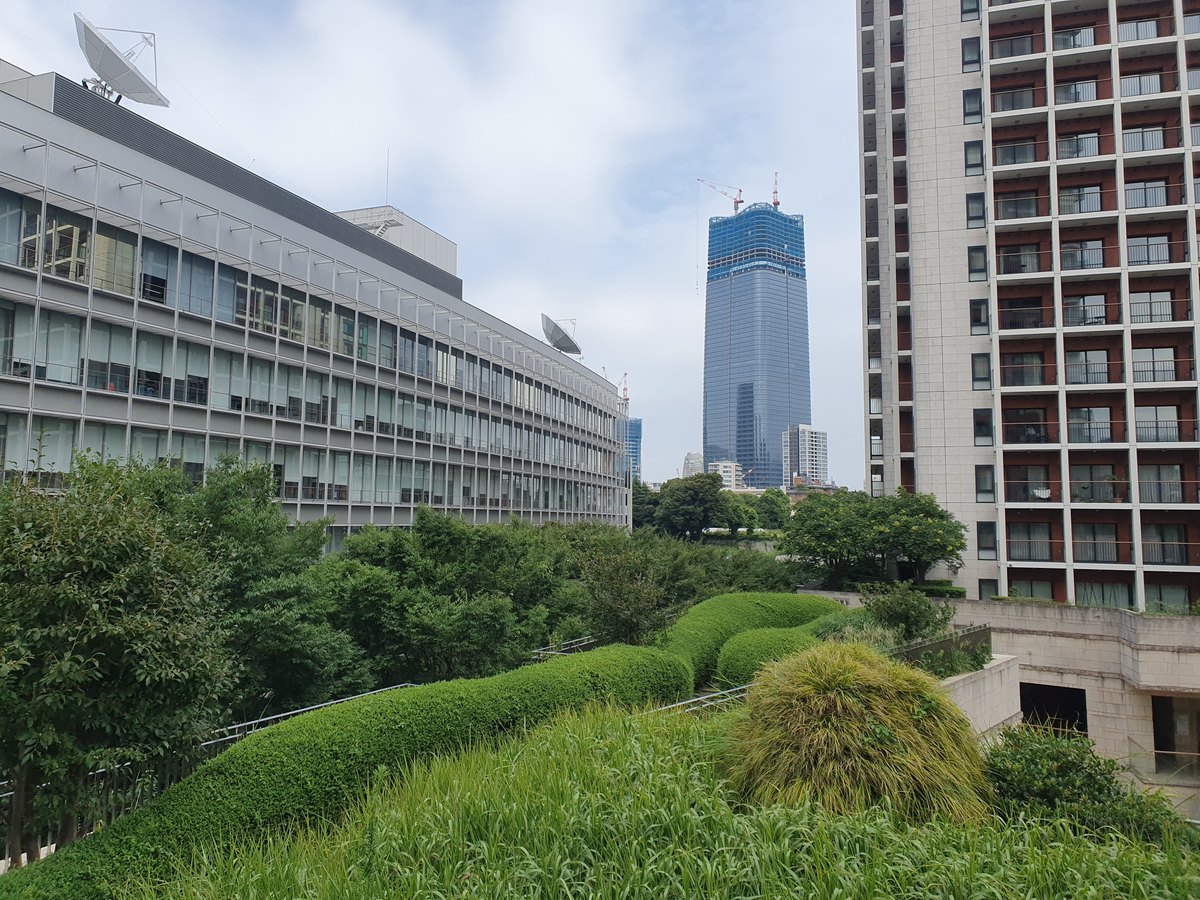 六本木ヒルズのそばに建つテレビ朝日本社の建物