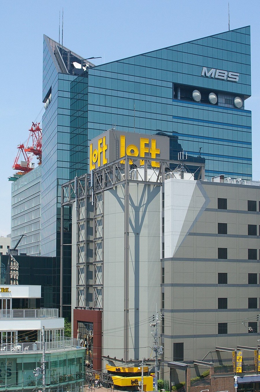 2006年の梅田ロフトの建物（大阪市北区茶屋町）。右奥は毎日放送の本社