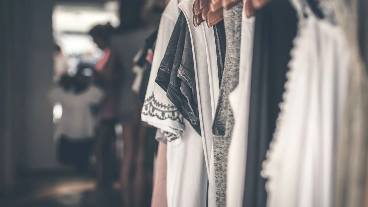 ハンガーに掛かった衣料品のイメージ