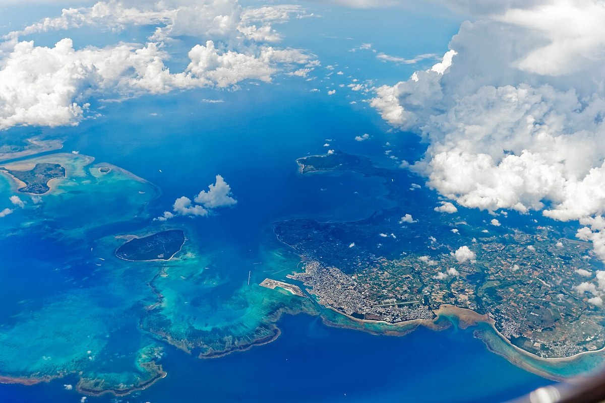 上空から見た石垣島と竹富島・小浜島