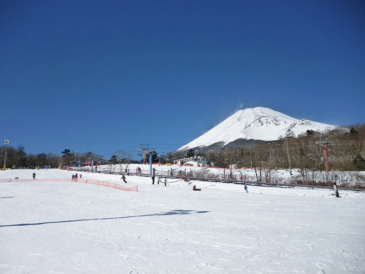 雪に覆われたイエティのゲレンデ。奥にリフトと、山頂まで白い富士山が見える