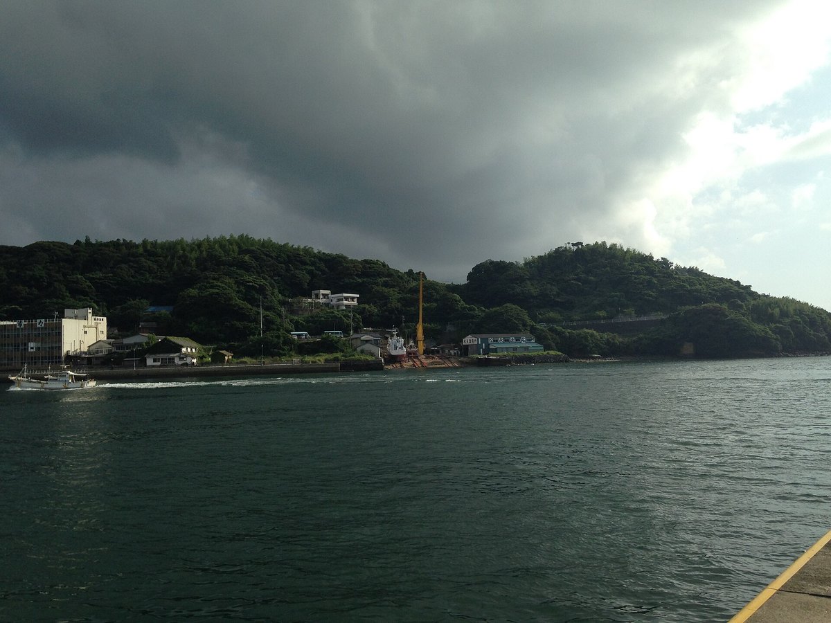 佐賀県唐津市呼子町の殿ノ浦。呼子港から見た対岸の山と岸辺、港を走る漁船