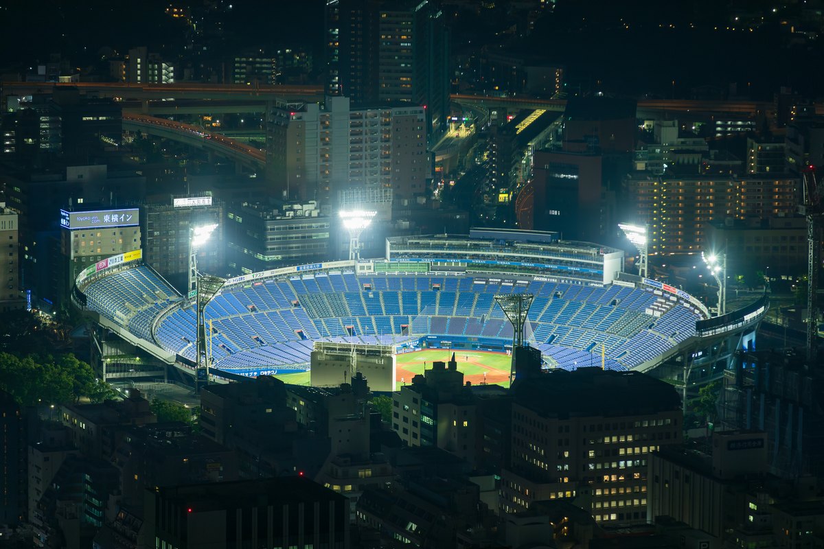 横浜ランドマークタワーから見下ろした横浜スタジアム。周りをビルと公園の緑が囲んでいる