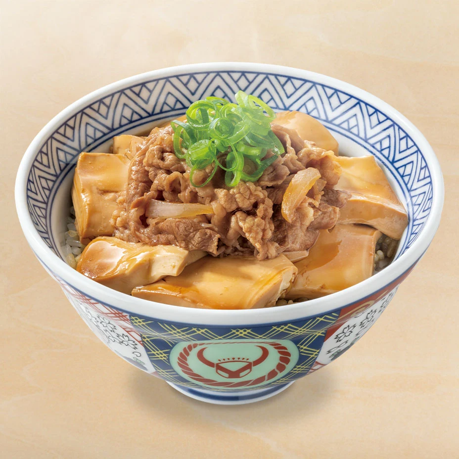 ご飯の上に豆腐と牛肉を盛り付けた吉野家の牛肉豆腐丼の公式商品写真