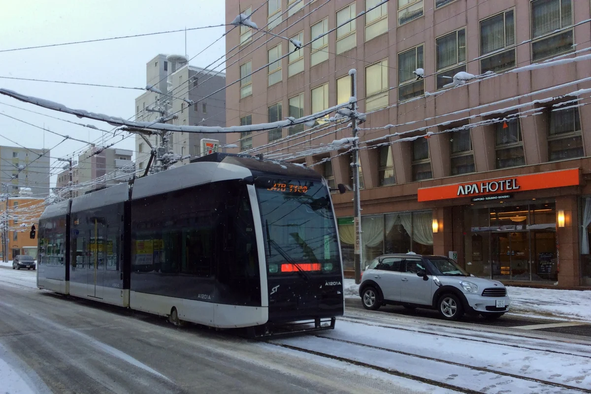 冬の札幌市電を走る通常のA1201号車の2014年資料写真。雪ミク電車2027の車両ではない