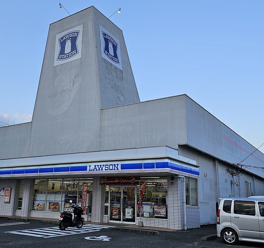 ローソンの店舗外観。青い帯にLAWSONの看板がある宮城県仙台市の上仙台店
