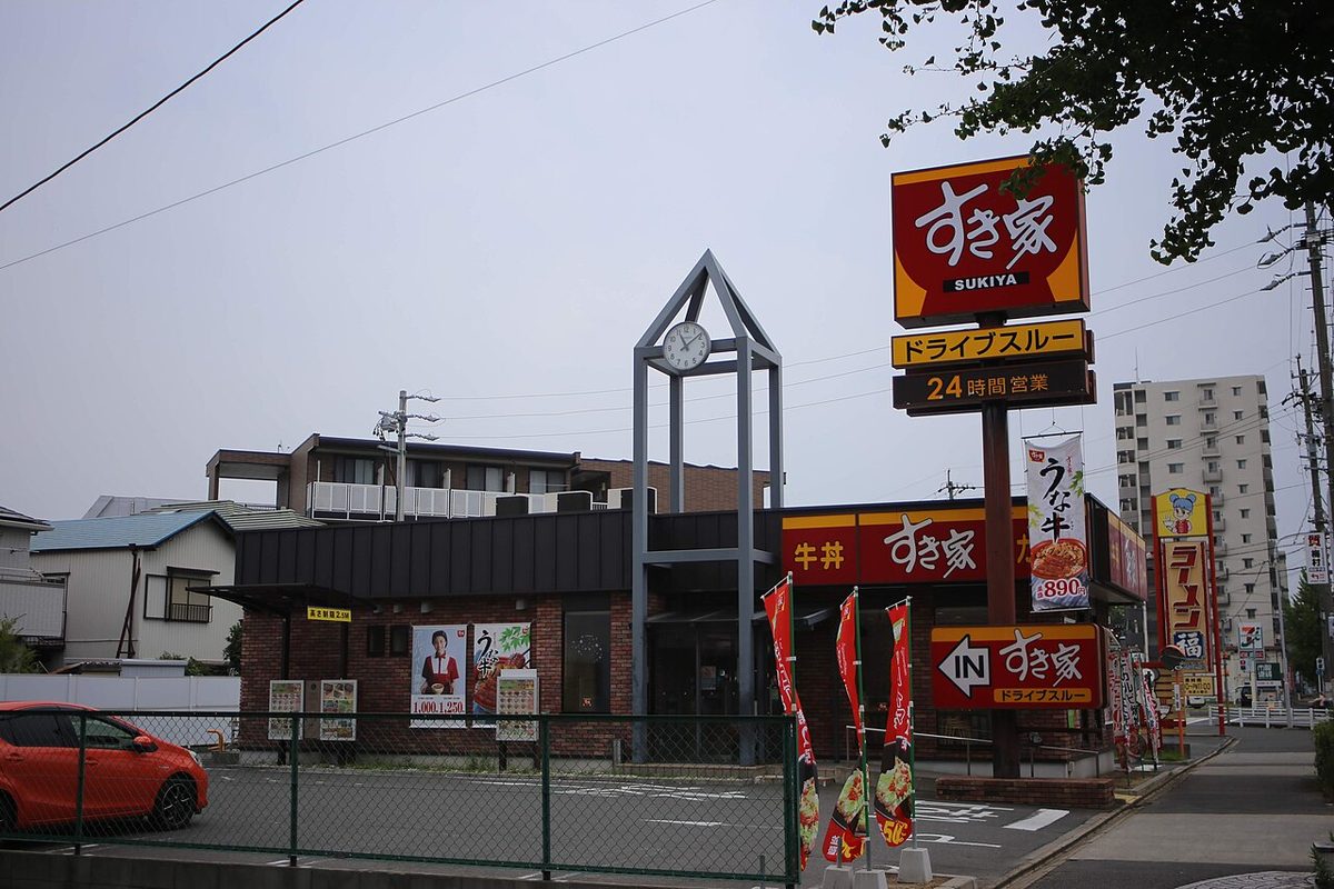 すき家の店舗の外観。赤い看板に「すき家」「ドライブスルー」「24時間営業」の文字