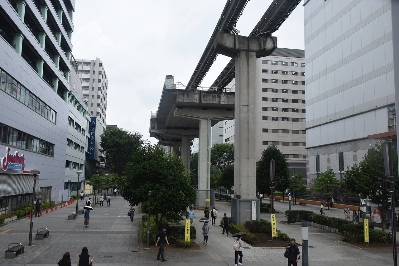 立川駅北口のサンサンロード。歩道の並木と、頭上を通る多摩モノレールの高架